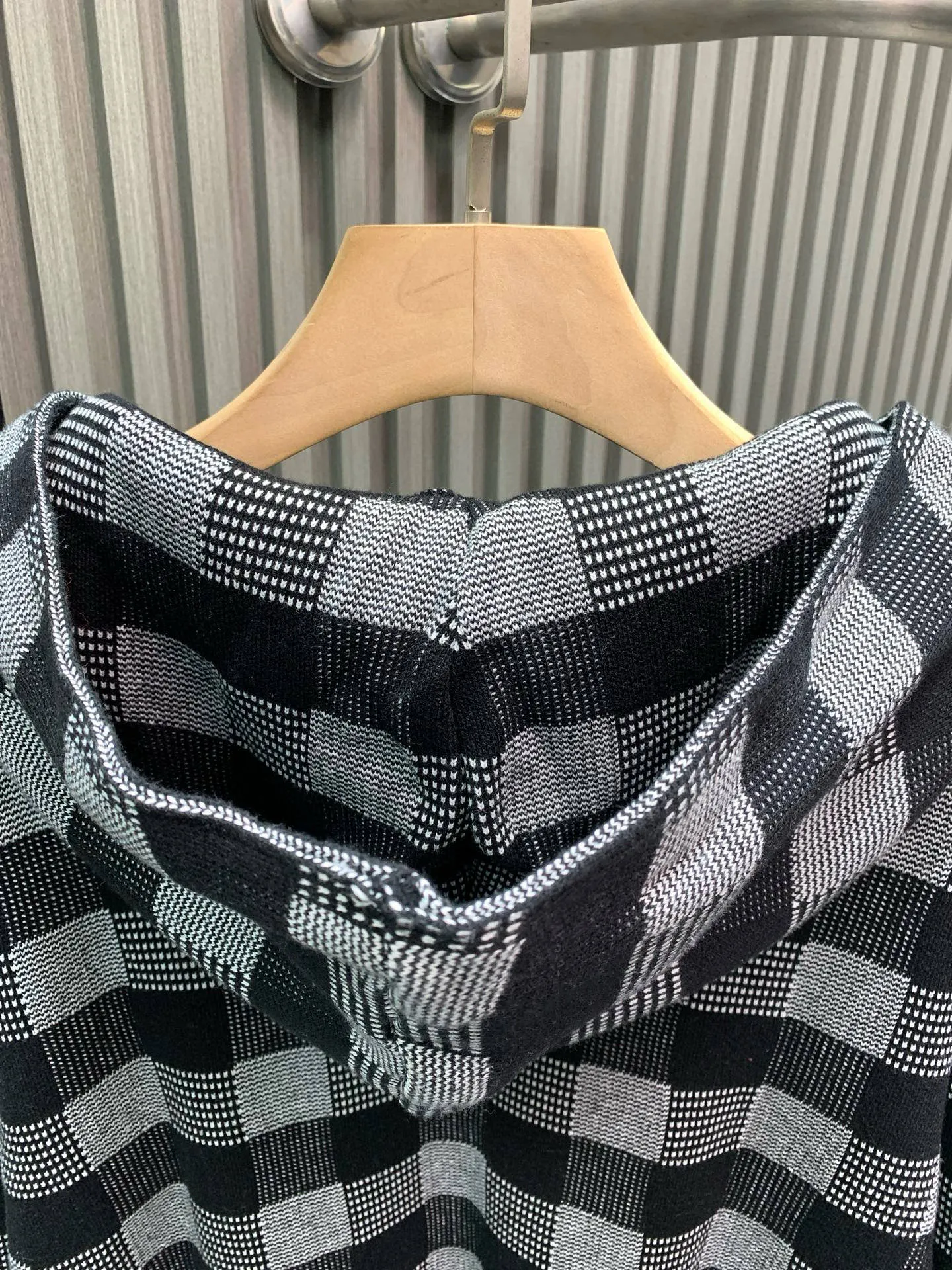 🅿️480 🀄️ Louis Vuitton Louis Vuitton 25* autumn and winter hooded knitted sweatshirt. Unique black and white with a square shape. The chain in front of the neck is full of prominence. A heavy-duty high-end product. Another high-luxury platinum-level item. There is no need to question the quality of things from the Lu family. Its rank and brand influence are very representative. It has its own unique style aesthetics and is excellent in details. Retro yet fashionable and modern, the needlework is delicate, soft and thick to the touch, and has an excellent skin-friendly experience.